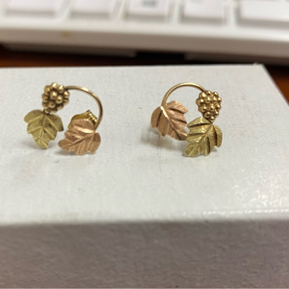 10K BLACK HILLS GOLD GRAPE LEAVES STUD EARRINGS 0.8G